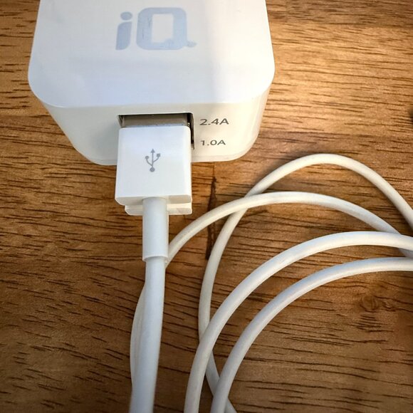 IQ Dual Port Wall Charger Adapter with 2 Iphone USB to Lightning Cables - Picture 2 of 8